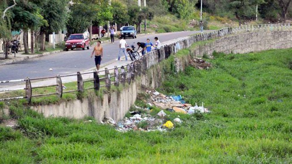 Pese a las promesas, los canales siguen contaminados