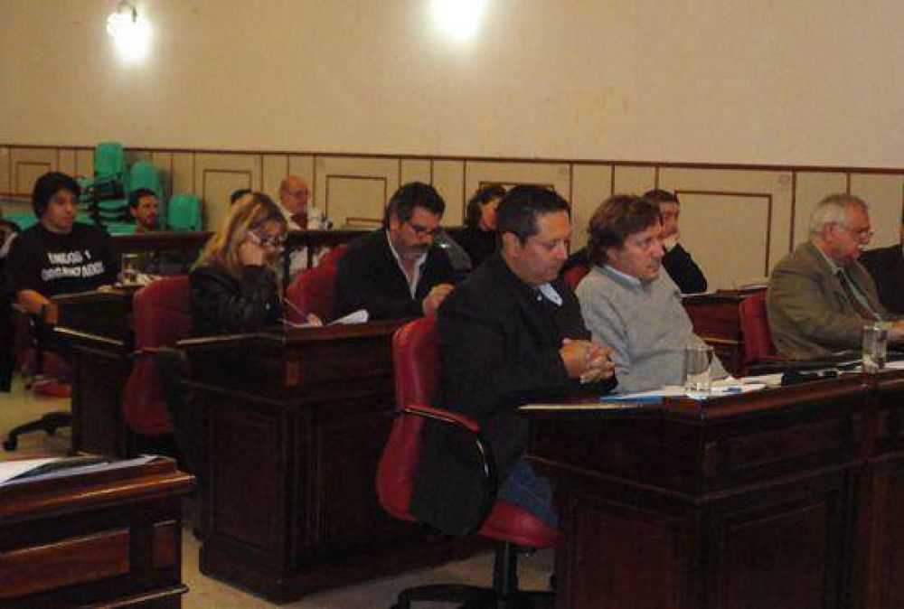 Con homenajes y el ingreso de numerosos expedientes pas� la primera sesi�n del 2013