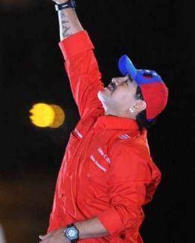 Maradona manifest� su apoyo a Maduro y a Cristina para el 2015