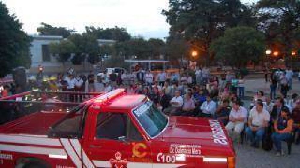 El vicegobernador de la provincia entreg� camioneta para los bomberos de Valle Viejo