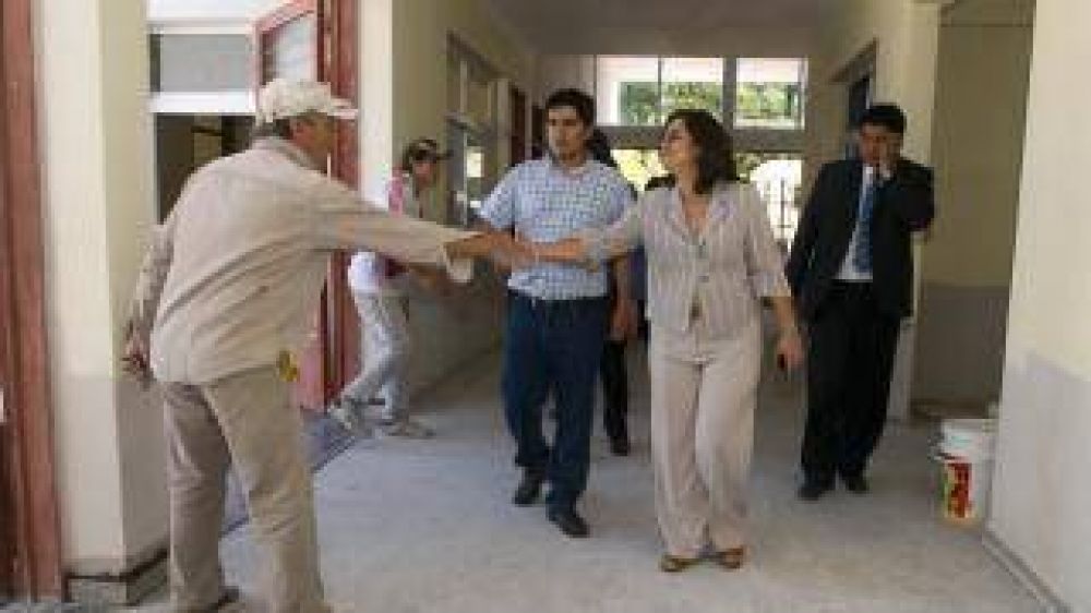 La gobernadora Luc�a Corpacci realiz� ayer,  despu�s de los actos realizados en el CAPE, una recorrida por diferentes edificios escolares, que est�n prontos a ser inaugurados.