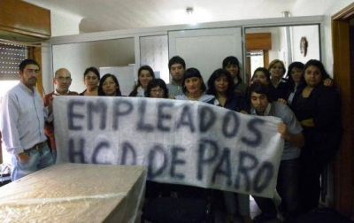 Empleados legislativos en huelga y eval�an denunciar penalmente a Ampuero