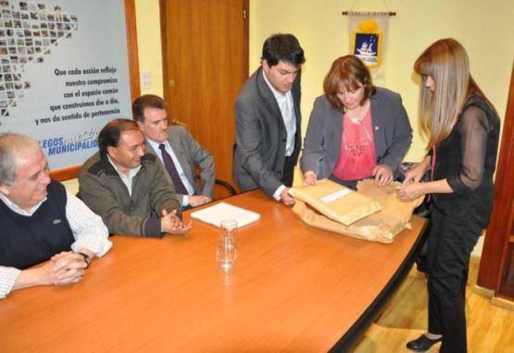 Apertura de sobres por la construcci�n del Natatorio