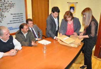 Apertura de sobres por la construcci�n del Natatorio