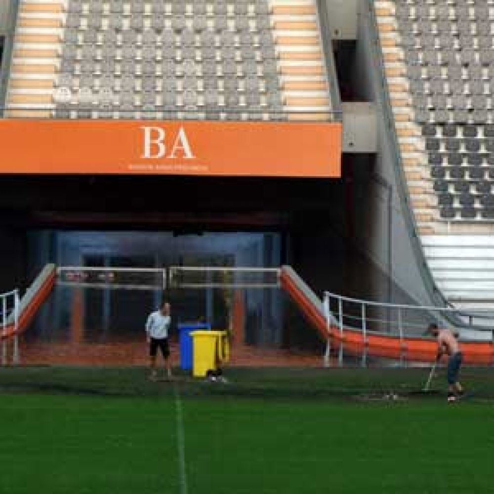 En el medio del temporal, resembraron el estadio