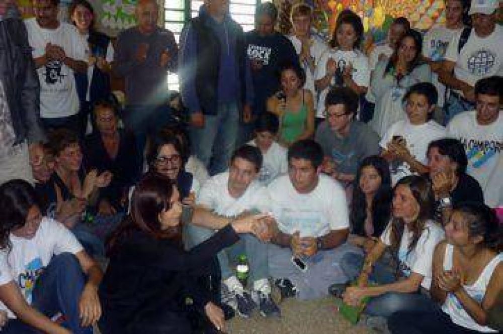 Ej�rcito K desembarca en La Plata