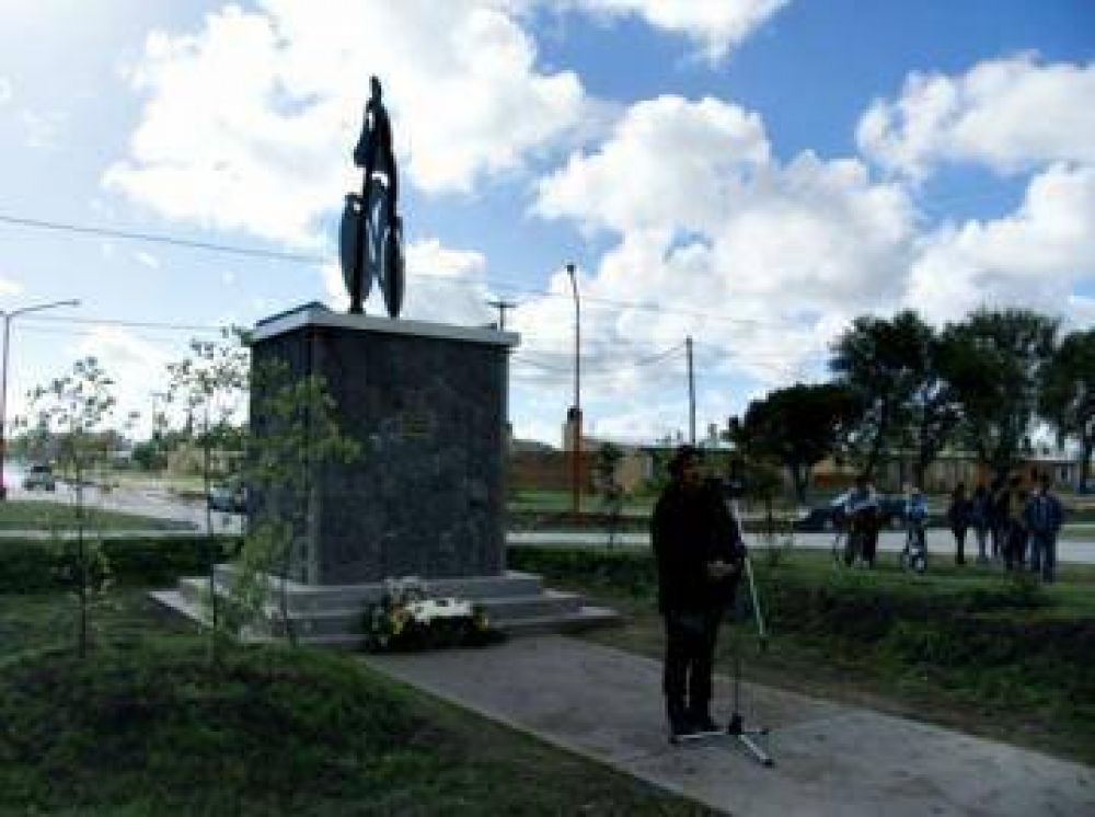 Inauguraron el monumento que recuerda al padre Broilo