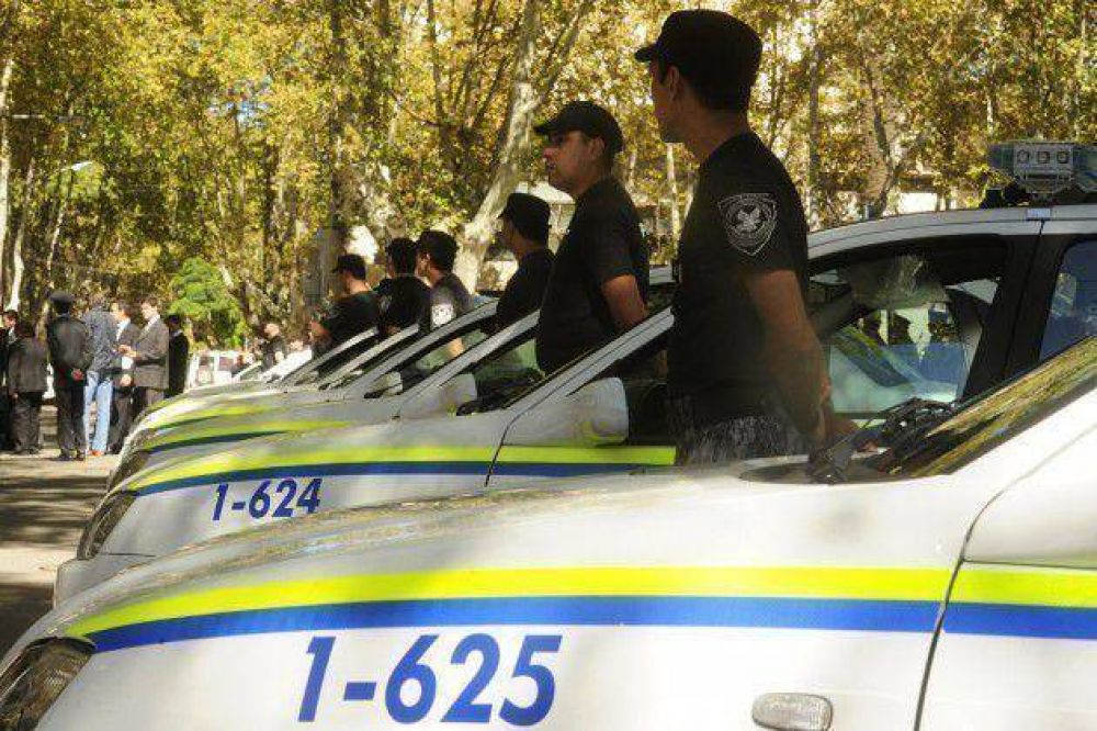 Entregan 21 m�viles policiales y licitan la compra de municiones