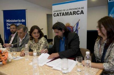 La Gobernadora firm� convenio sobre Pol�ticas P�blicas a favor de la Ni�ez