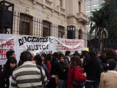 Docentes de m�sica reclamaron frente a Casa de Gobierno por su estabilidad laboral y titularizaci�n de sus cargos
