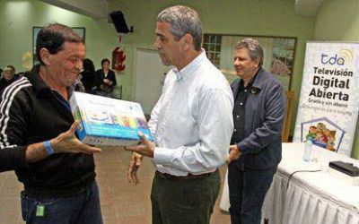 El municipio de Avellaneda entreg� decodificadores para la Televisi�n Digital