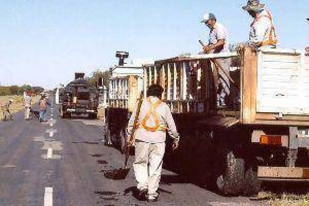 Realizan mejoras en caminos del interior