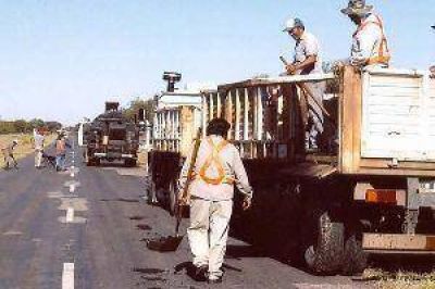 Realizan mejoras en caminos del interior
