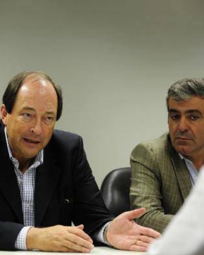 Cano recibe apoyo de la UCR para acordar con el PRO