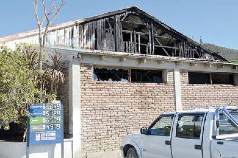 Incendian galp�n a escasos metros de la Estaci�n de Servicio Eureka
