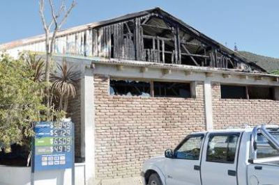 Incendian galp�n a escasos metros de la Estaci�n de Servicio Eureka
