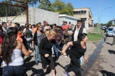 Entre el mot�n y una denuncia de homicidio
