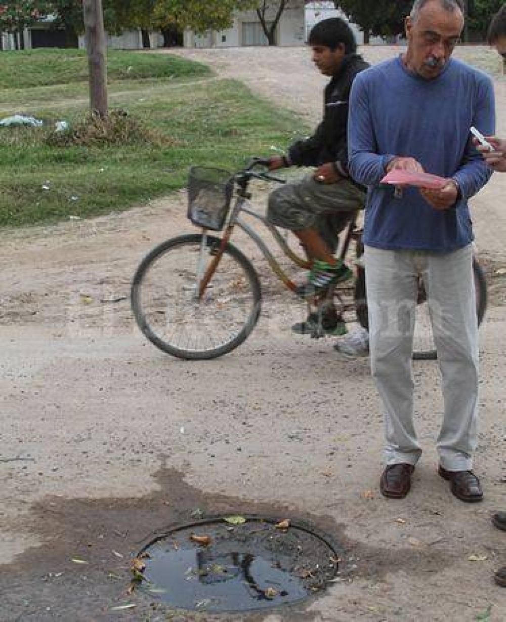 Reclaman soluci�n a un desborde cloacal