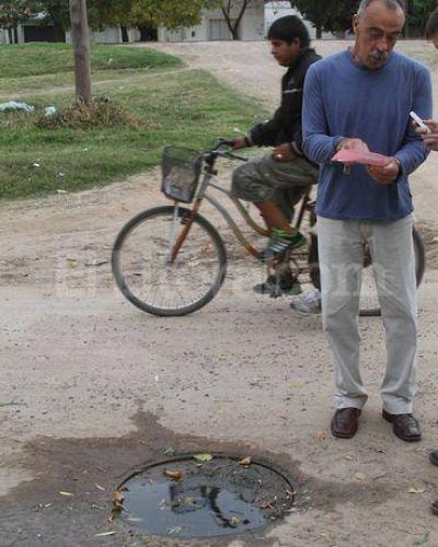 Reclaman soluci�n a un desborde cloacal