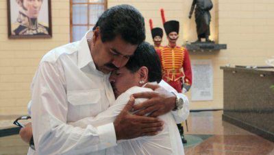 Maradona le regal� una camiseta de Argentina a Maduro