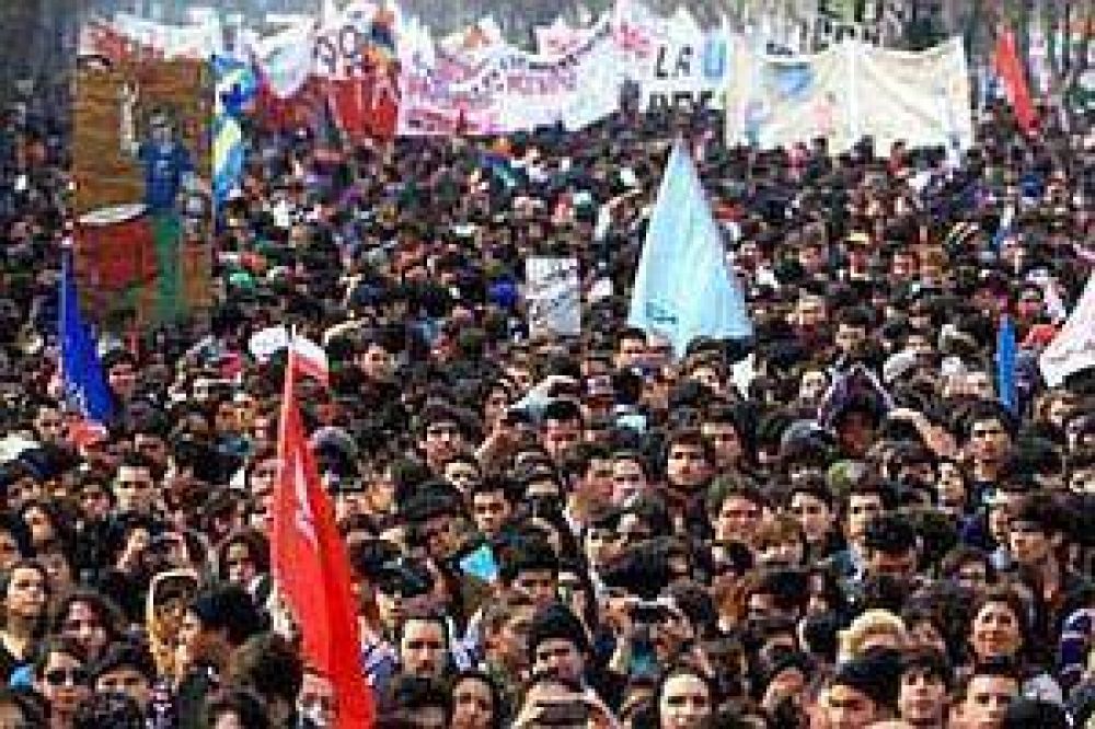 Choques e incidentes en multitudinaria marcha estudiantil en Chile