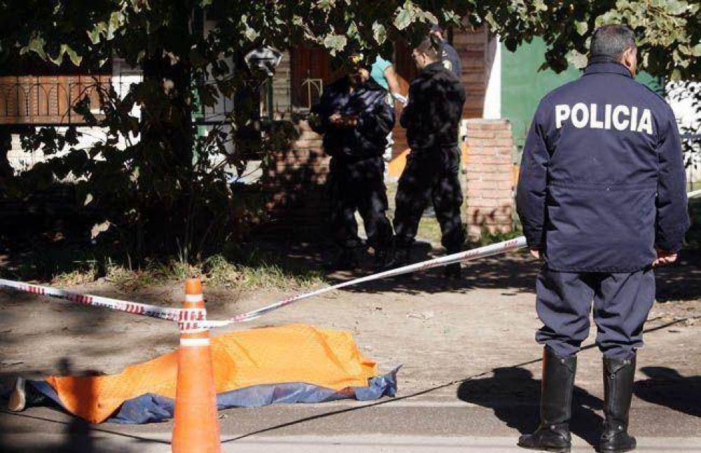 Mat� a su vecina de cuatro tiros y se suicid�