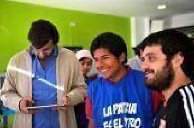 La Plata: El joven a quien Kirchner le envi� un viol�n, participa de la jornada solidaria