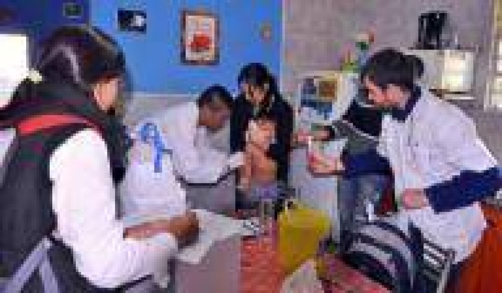 La Plata: Agentes sanitarios aplican 21 mil vacunas en centros y barrios