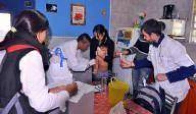 La Plata: Agentes sanitarios aplican 21 mil vacunas en centros y barrios