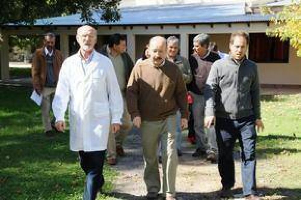 Inza estuvo en la Escuela 506 de Cachar� y recorri� el Hospital