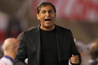 En el Monumental, River busca no alejarse del l�der