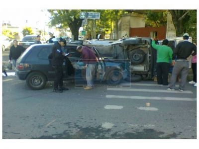 Espectacular vuelco frente al exhip�dromo