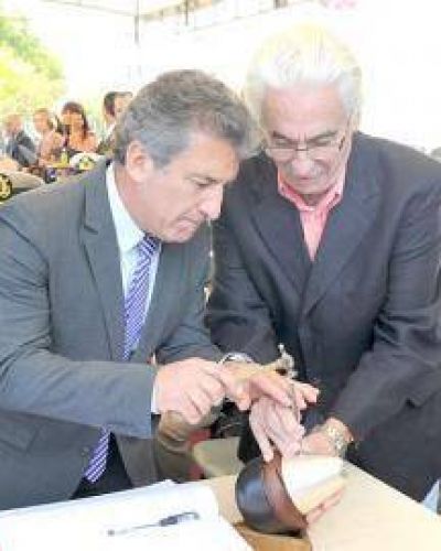 Urribarri dio un toque de cincel al c�liz que Pallarols le obsequiar� al Papa Francisco I