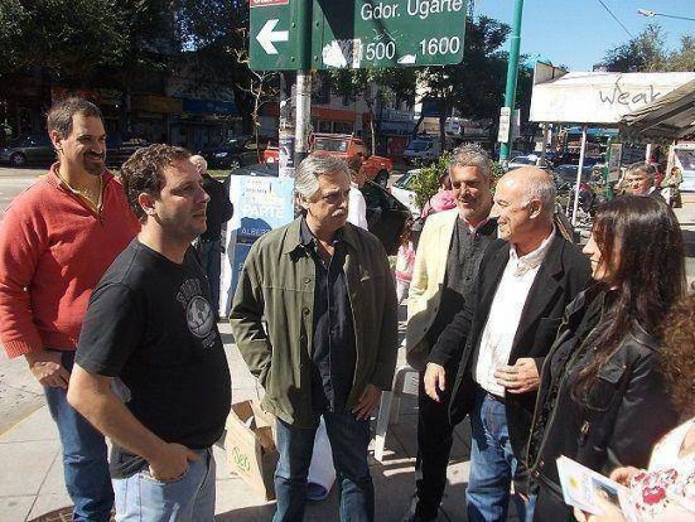 Alberto Fern�ndez dialog� con los vecinos en una recorrida por Olivos