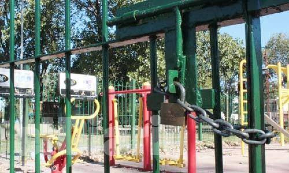 Un gimnasio para los vecinos que permanece cerrado con candado