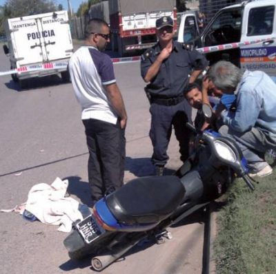 Un nene de 5 a�os de edad falleci� al caer de una moto y ser arrollado por un cami�n