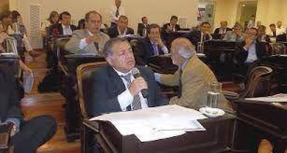 �Cacho Luna tiene que irse, ser m�s honesto y sentarse desde el lugar que tiene que estar�