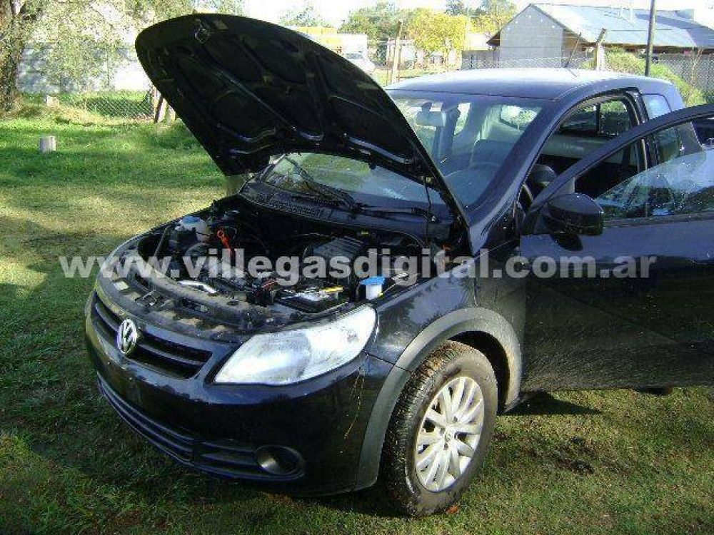 Perdi� el control de su auto y termin� adentro de la piscina