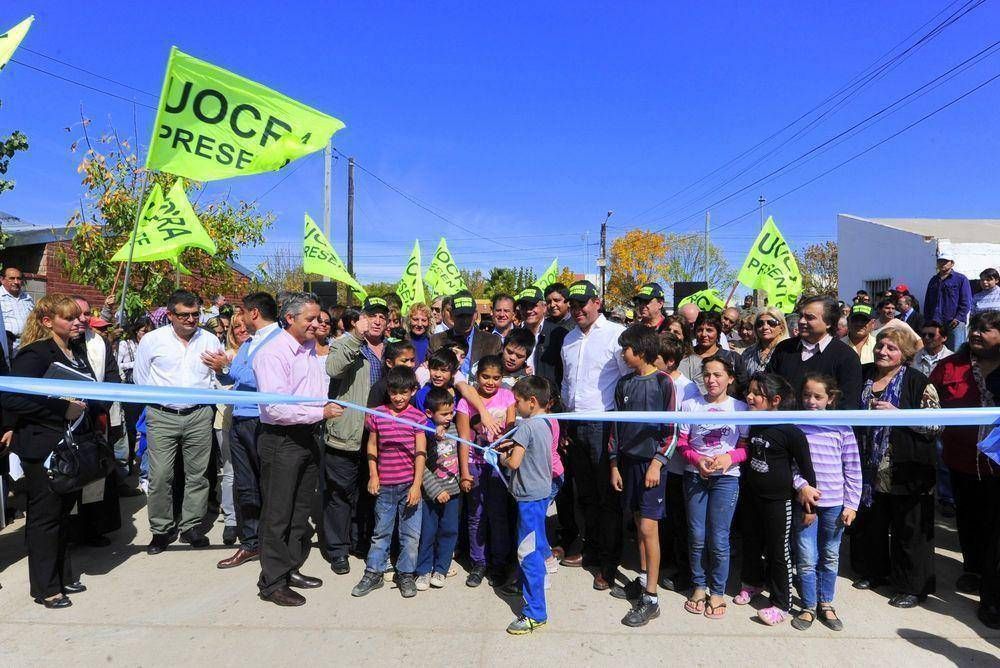 El Gobierno inaugur� 11 cuadras de pavimento