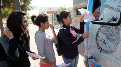 Desconfiados, los chicos preparan su debut electoral