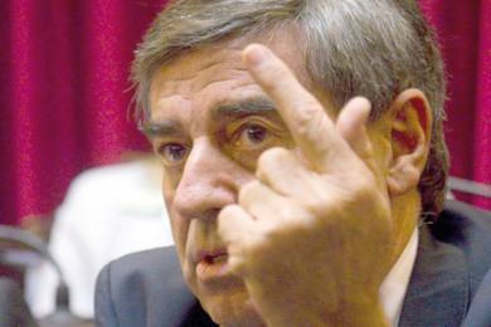 Risso carg� contra los que asesoran al gobernador que �lo ponen al borde del rid�culo�
