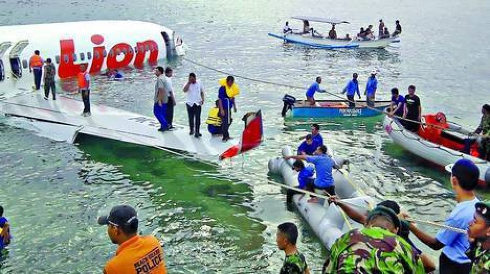 Milagro en Bali: un avi�n cay� al mar y todos los pasajeros sobrevivieron