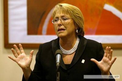 Bachelet oficializ� su pre candidatura en un acto masivo