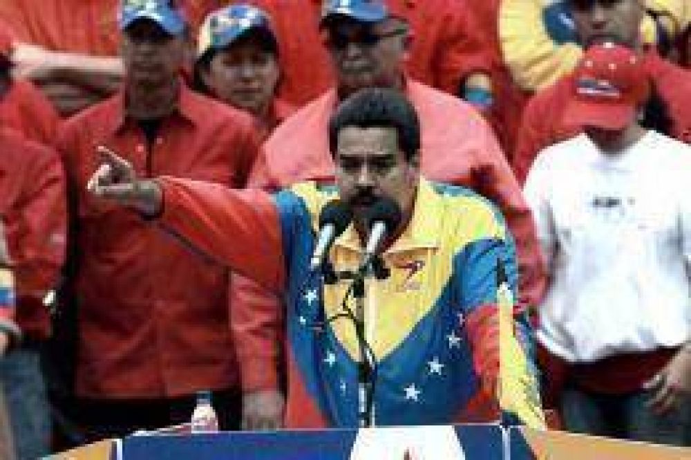 Maduro denuncia una "guerra sucia" y Capriles pide bendiciones