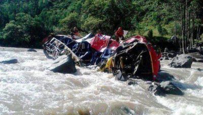 Per�: cay� micro a un precipicio y murieron 25 personas