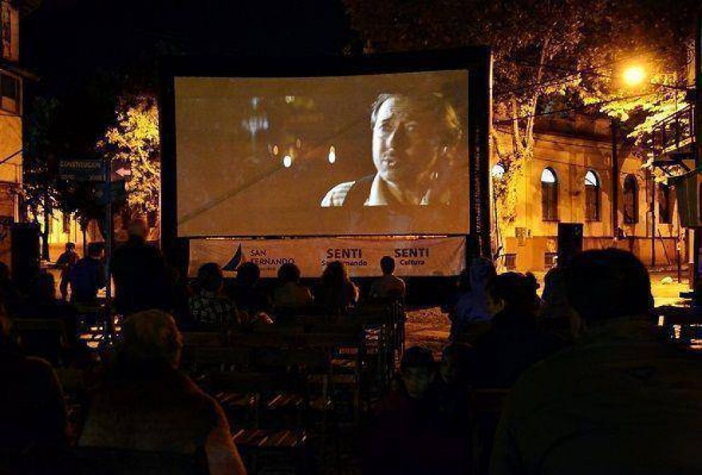 El �Ciclo de Cine en los Barrios� proyect� el film "Los Marziano"