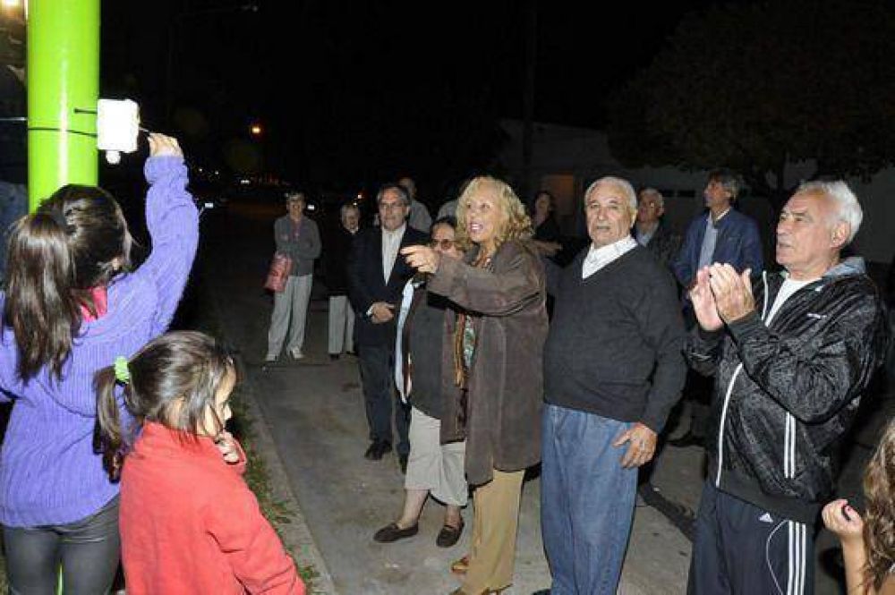 La intendente Stella Maris Giroldi encabez� el encendido de 52 nuevas luminarias en la Ciudad 