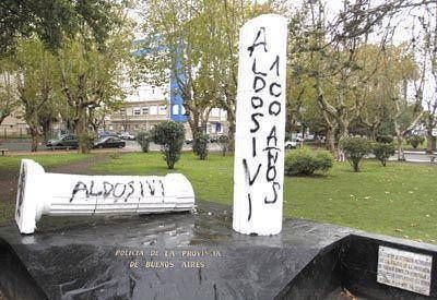 Depredaci�n urbana en paseos p�blicos destruye una parte del patrimonio cultural marplatense