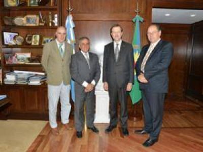 El intendente Cariglino recibi� la visita de integrantes de la Uni�n Europea