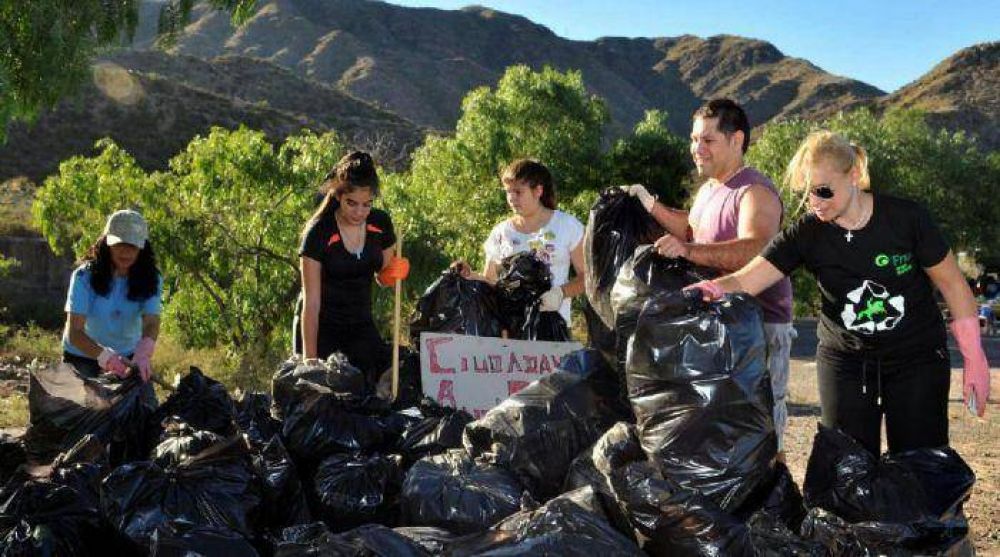 Voluntarios limpiaron el Mirador